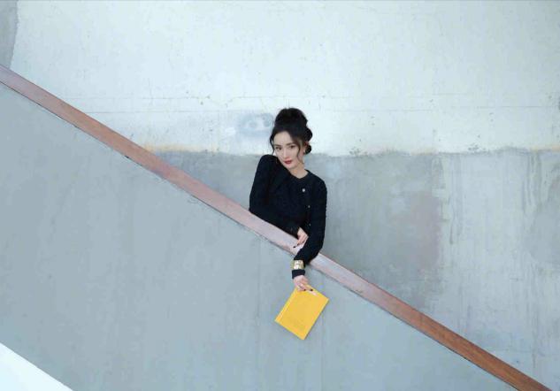 杨幂高扎卷发配过膝靴美艳照人,蜂腰长腿吸睛养眼