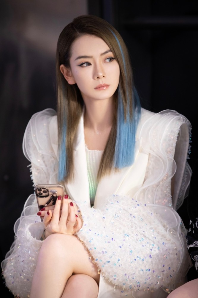 戚薇一袭白色西装裙冷艳霸气，冰水蓝挑染发色好魅惑