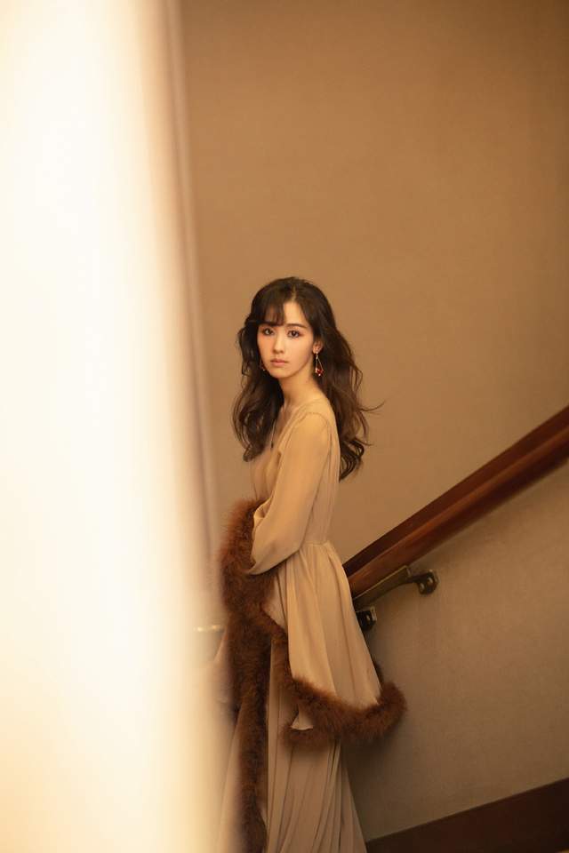 终于等到陈都灵长大了,现在虽然没以前清纯却带来了高级妖媚感