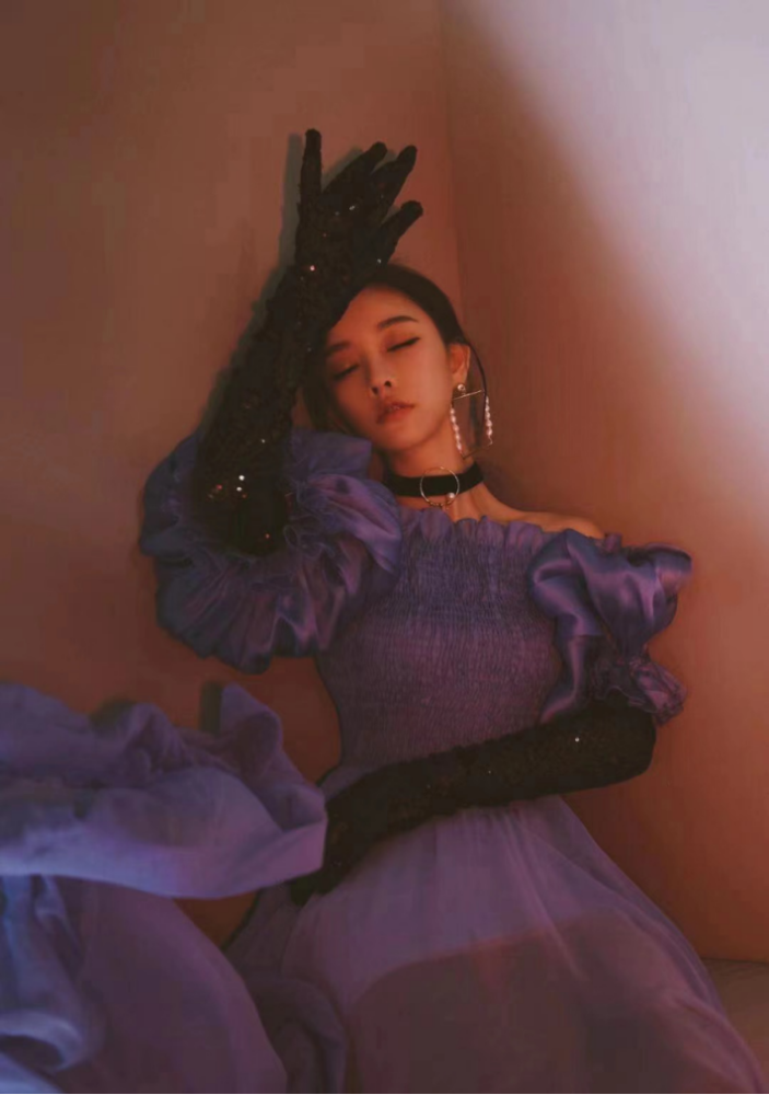 冯提莫穿银色短裙闪耀夺目，真是太高级