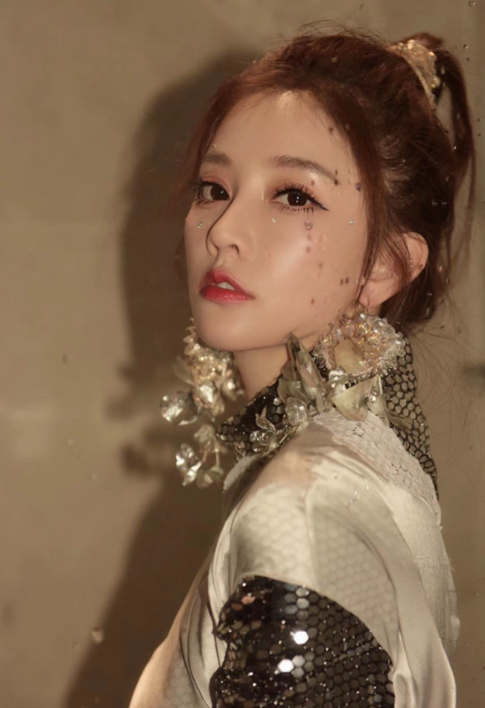 冯提莫穿银色短裙闪耀夺目，真是太高级