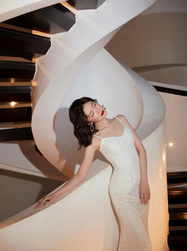 毛晓彤白色吊带裙配微卷波浪发，港风范儿十足