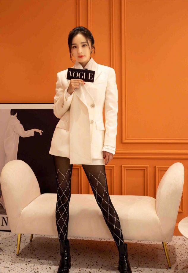 杨幂高扎卷发配过膝靴美艳照人,蜂腰长腿吸睛养眼