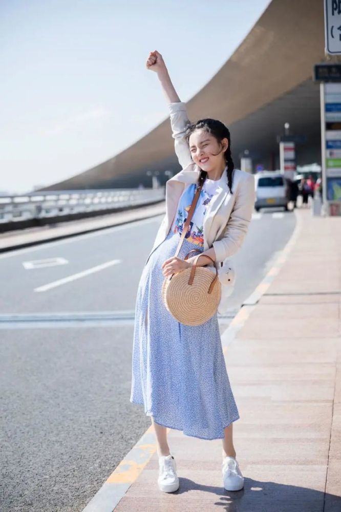 宋祖儿休闲小西服搭碎花半身裙，满屏都是少女感