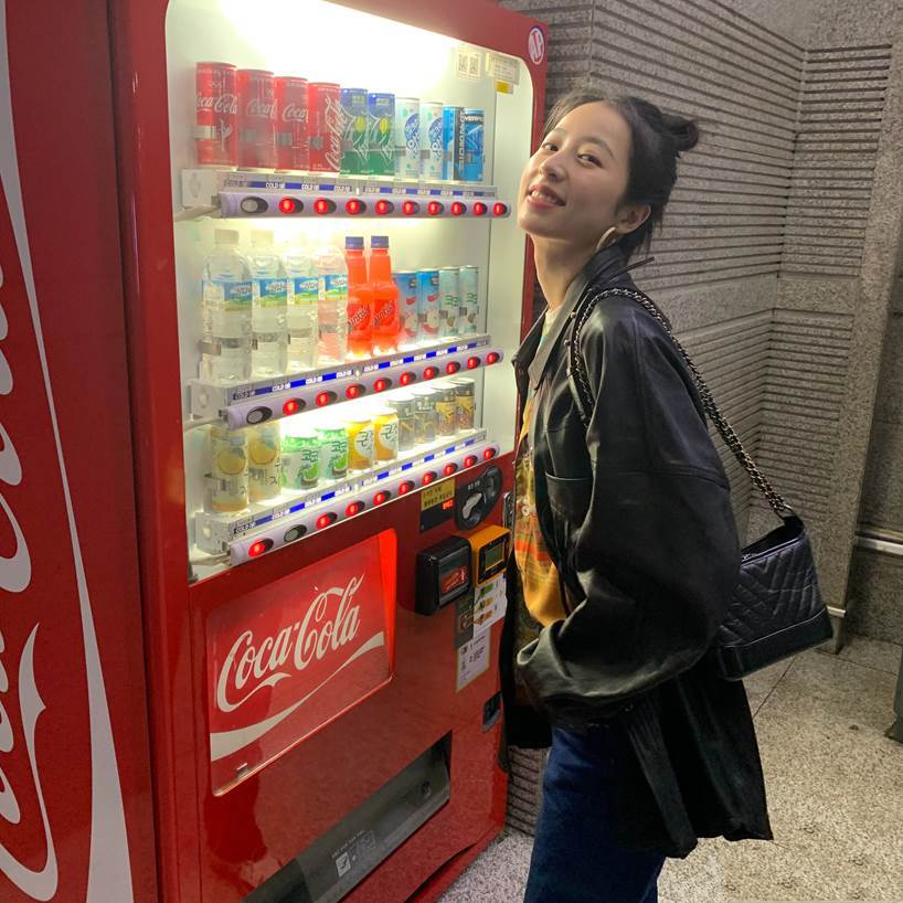 背个保温杯就出来摆POSE?周雨彤的搭配还真挺可爱