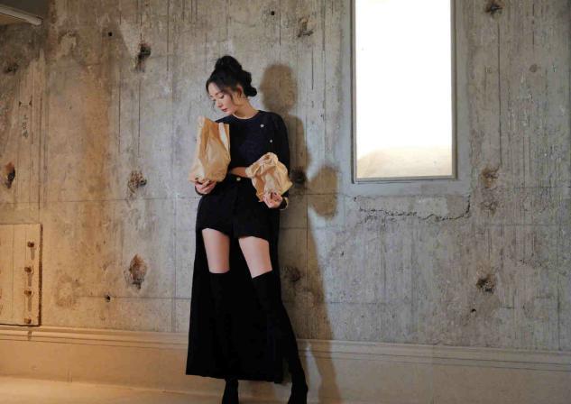 杨幂高扎卷发配过膝靴美艳照人,蜂腰长腿吸睛养眼