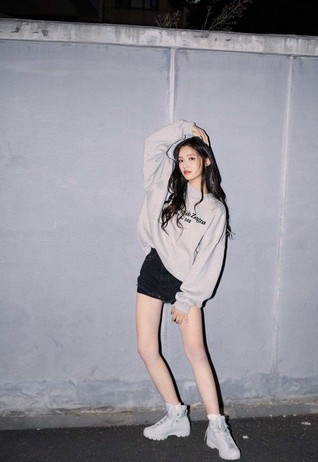 林允简约大方的气质，墨绿西装配短裤，打造干练御姐范