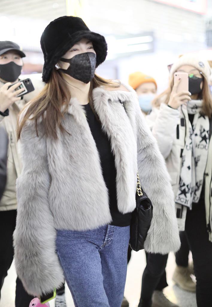 张雨绮身穿灰色的毛皮大衣现身某机场，整个人毛绒绒地显得格外地温暖