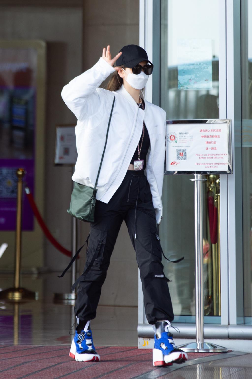 戚薇混搭粉红玩偶包身穿牛仔皮草配链条墨镜，彰显可爱俏皮