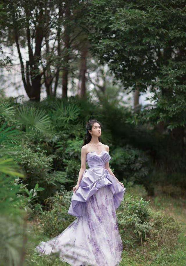 陈都灵凡尔赛造型穿身上,最新穿搭太显气质