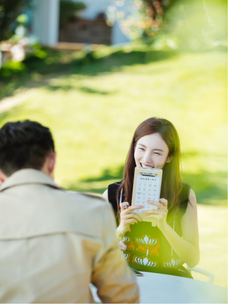 金晨真是典型的“斩男”型美女!背心搭蓬蓬裙甜美可爱,衣品超棒