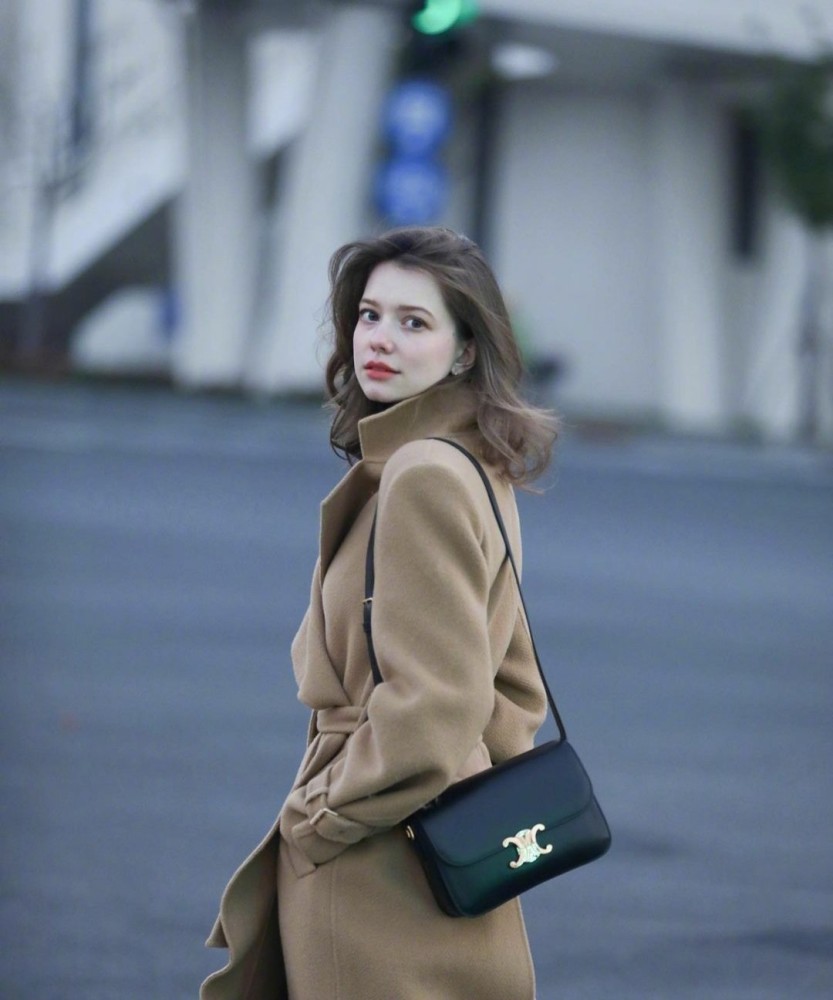 秋冬季不会搭配？学东欧混血小姐姐穿衣打扮，教科书式美搭学起来！