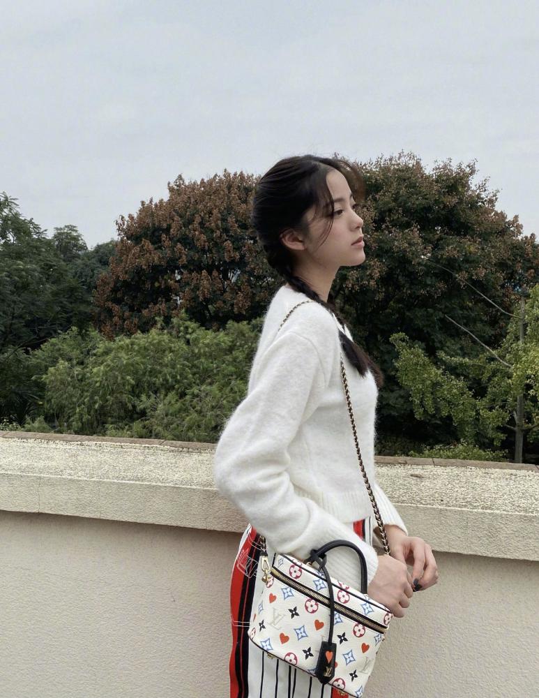 欧阳娜娜12月首次晒照,披毛毯穿睡衣秀INS风