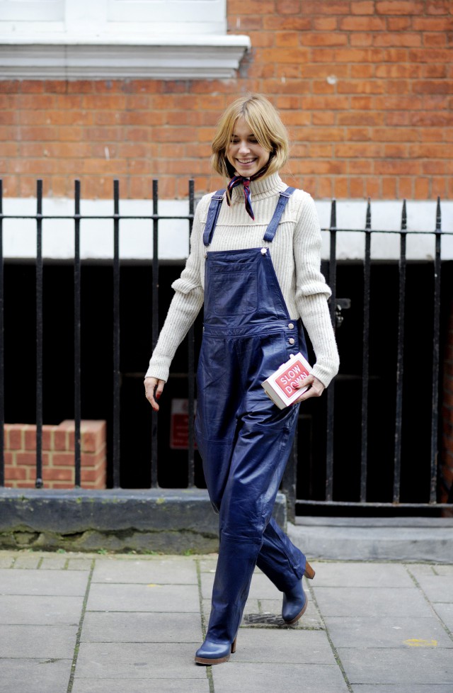 背带裤上面穿什么内搭好 适合背带裤的三款内搭单品