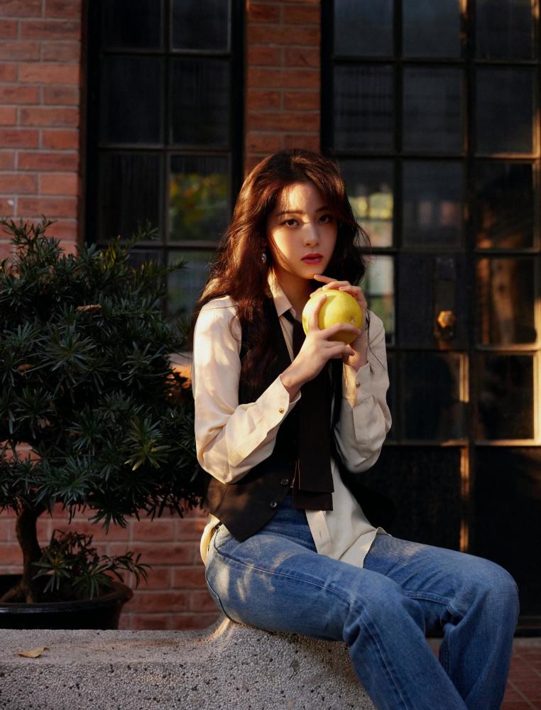 欧阳娜娜紧身吊带裙凸显身材,似回击前阵变胖传闻