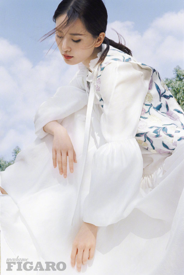 刘诗诗身穿仙气连衣裙配精致珠宝，封面大片释出！