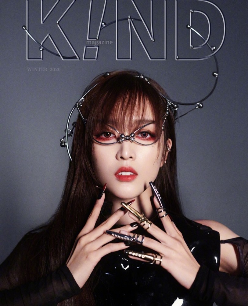 吴宣仪登12月封面大片，黑色机械美甲穿戴别致，尽显独特魅力