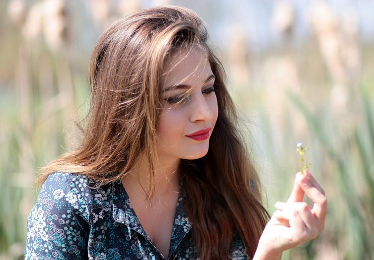 被男同桌按在桌上强吻-一帮男生围着欺负一个女生