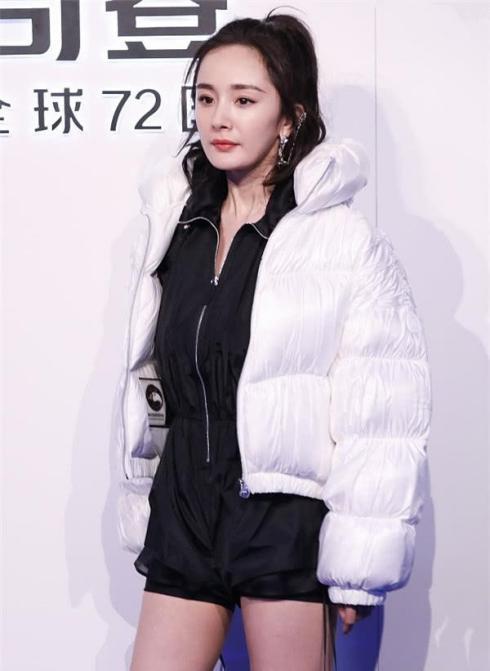 杨幂穿厚外套不配长裤配丝袜,冬季私服真大胆!