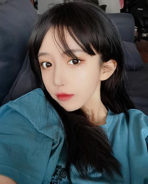 呆妹儿转型失败？穿Lolita扮嫩引反感，眼睛还一大一小不协调