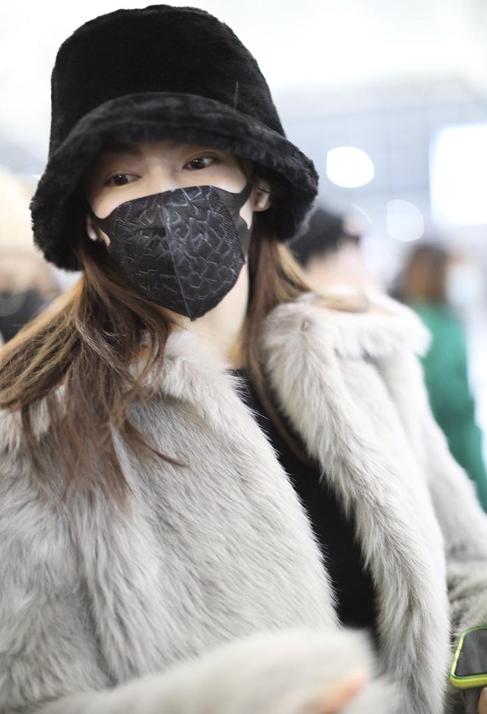 张雨绮身穿灰色的毛皮大衣现身某机场，整个人毛绒绒地显得格外地温暖