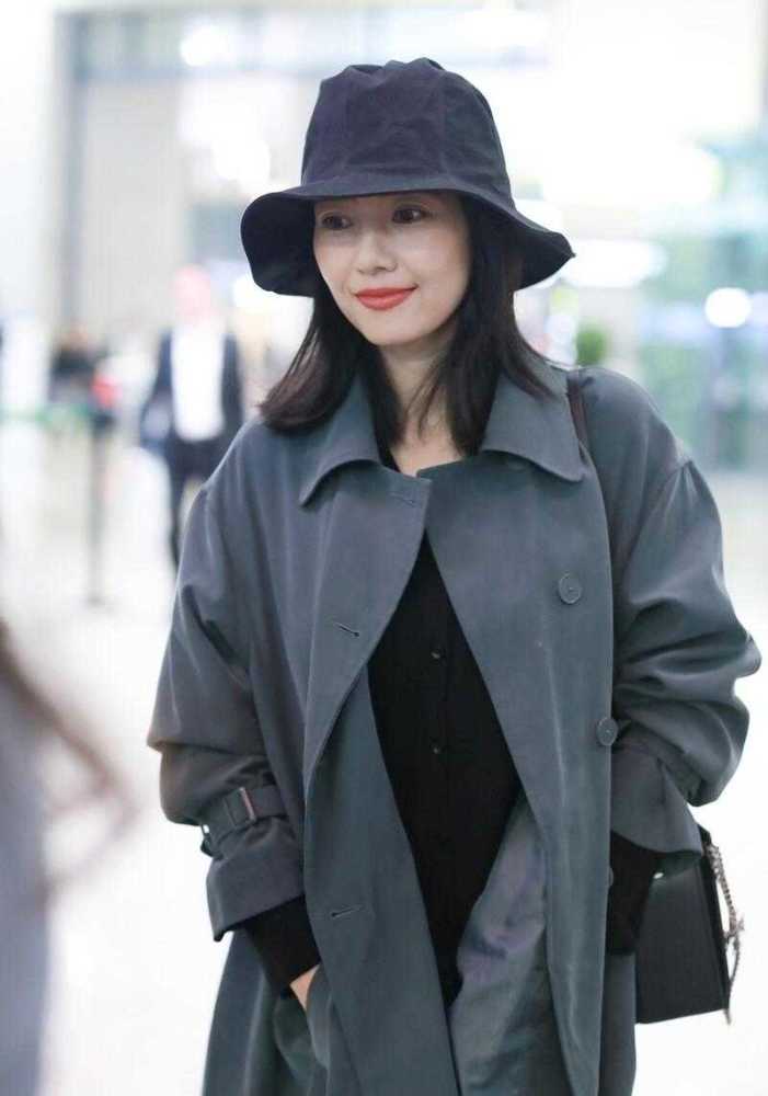 高圆圆街拍女王不是随便叫的,风衣配牛仔裤这么普通都能穿出大牌范