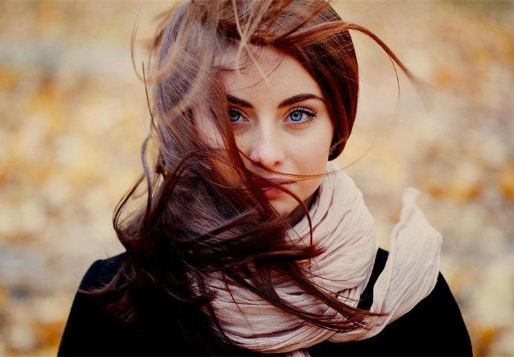 被男同桌按在桌上强吻-一帮男生围着欺负一个女生