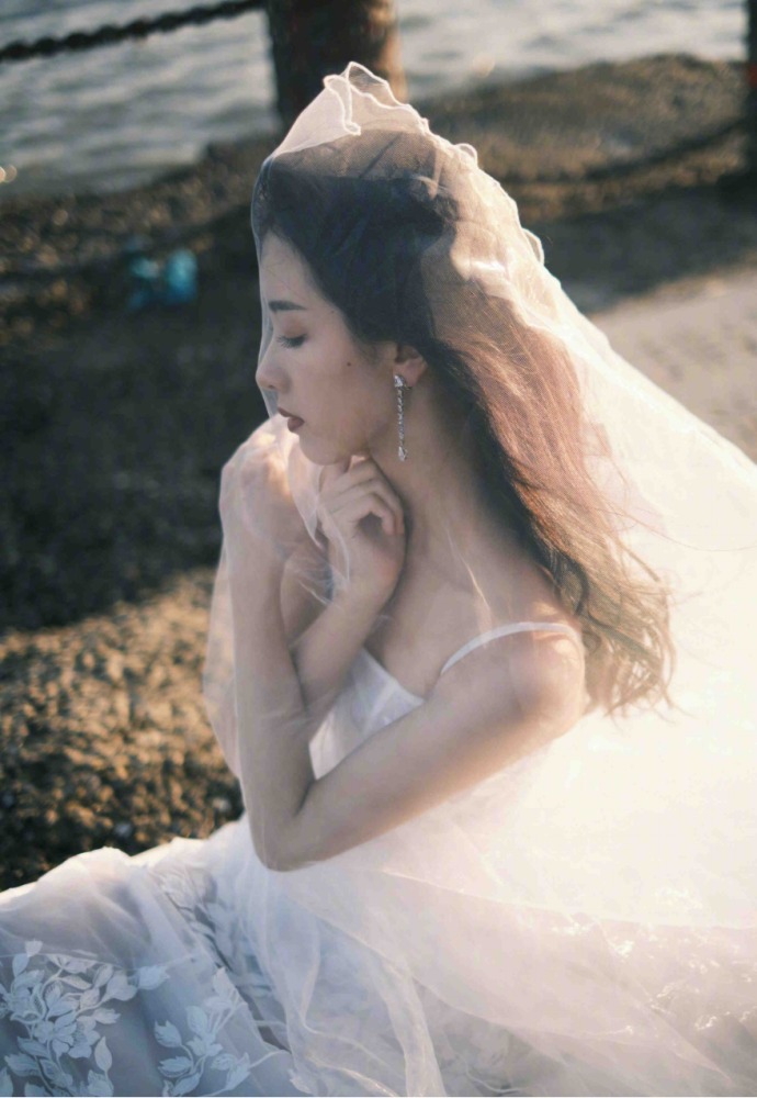 陈都灵身材比例堪比模特，穿黑色礼服端庄优雅，小蛮腰太性感