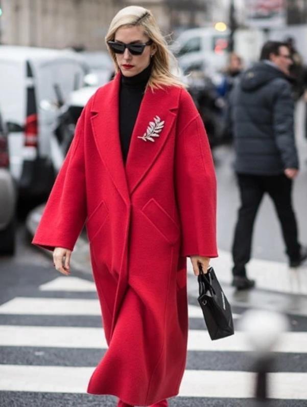 欧美街拍:今年流行“黑色搭配红色”,时髦吸睛还显高级