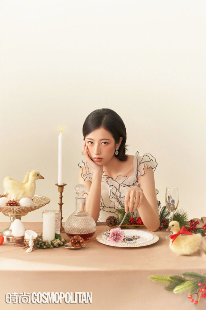 周雨彤圣诞大片灵动俏皮,和美食美酒鸭鸭狗狗一起狂欢,时髦个性