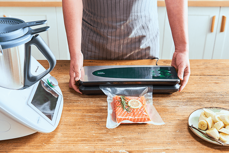 年末美食盛宴享不停，福维克美善品为您点亮圣诞欢聚时刻