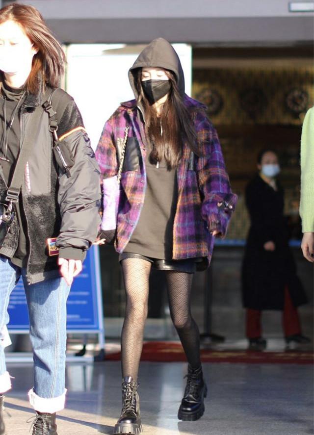 杨幂穿厚外套不配长裤配丝袜,冬季私服真大胆!