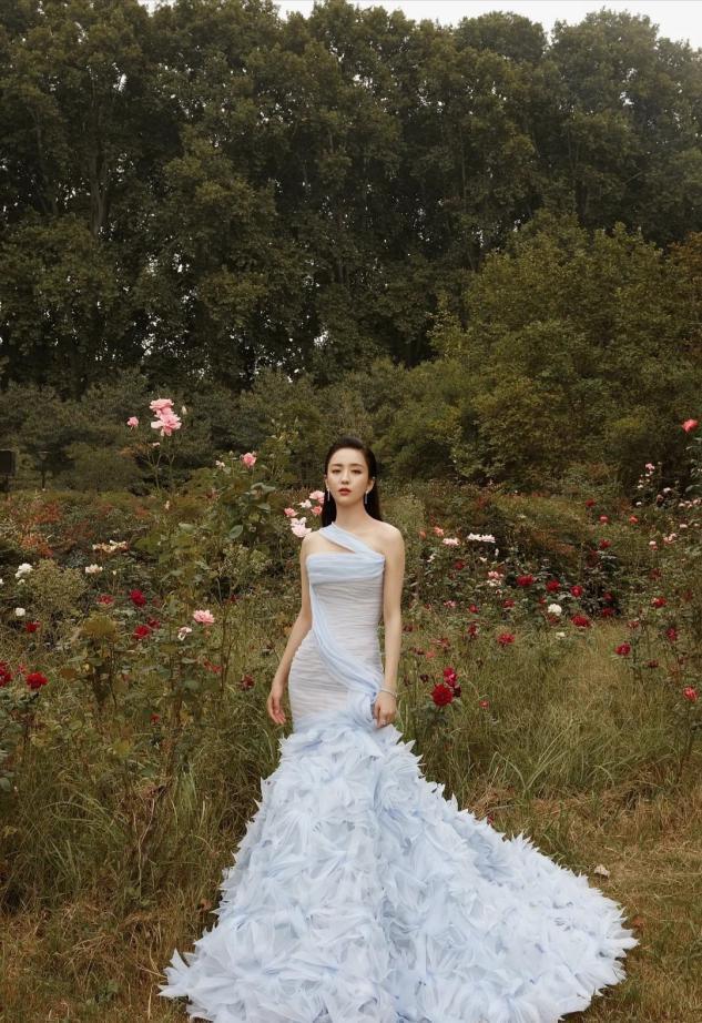 佟丽娅红色蝴蝶结修身礼服和刘德华同框,笑得好开心