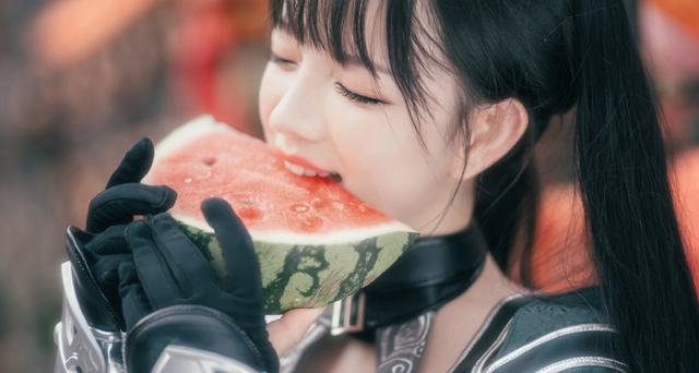 顶级"女陪玩"现状：咬米520元一小时，王奕萌成cos圈红人