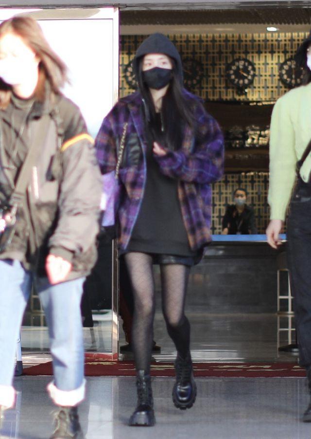 杨幂穿厚外套不配长裤配丝袜,冬季私服真大胆!