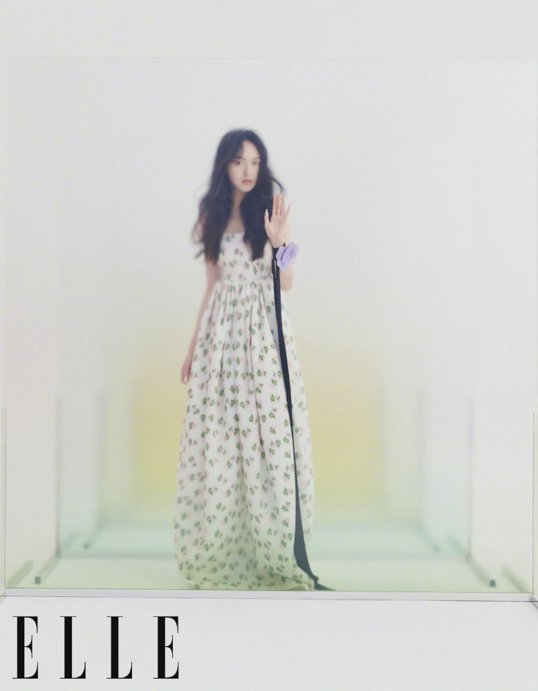 唐嫣特刊封面大片慵懒卷发配舒适穿搭，尽显女性独特魅力