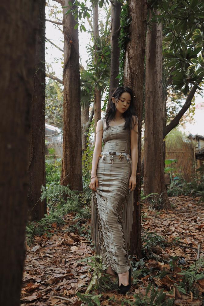 欧阳娜娜紧身吊带裙凸显身材,似回击前阵变胖传闻