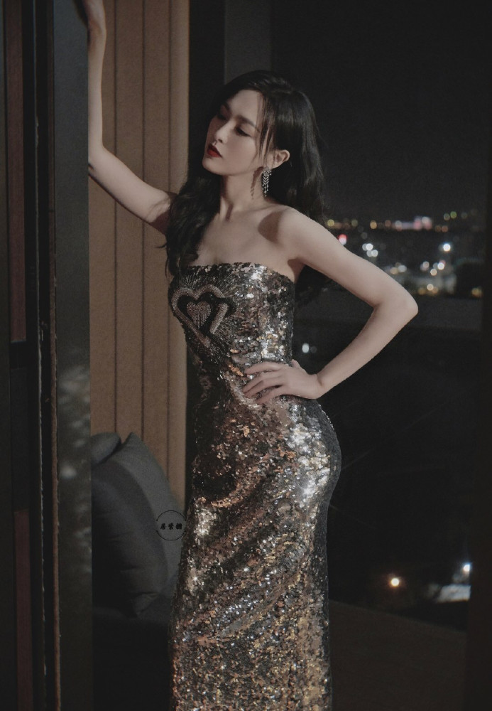 唐嫣太适合美艳御姐风了！黑色紧身裙配简约皇冠性感又高贵