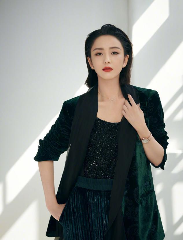 佟丽娅红色蝴蝶结修身礼服和刘德华同框,笑得好开心