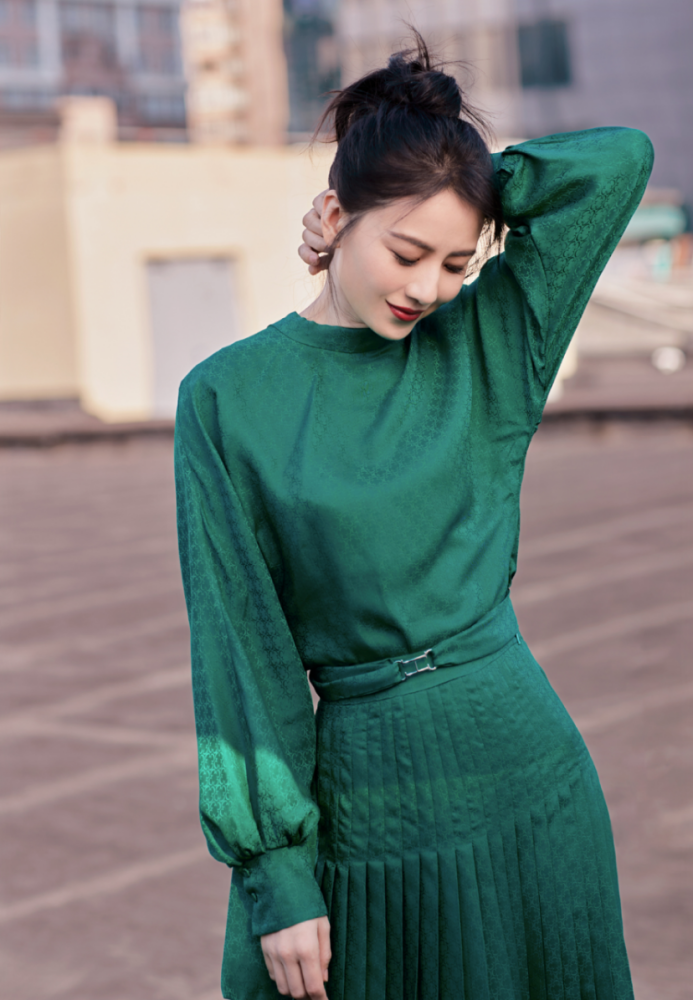 高圆圆“一张毯子”披在身上，也能展现成熟女性的精致