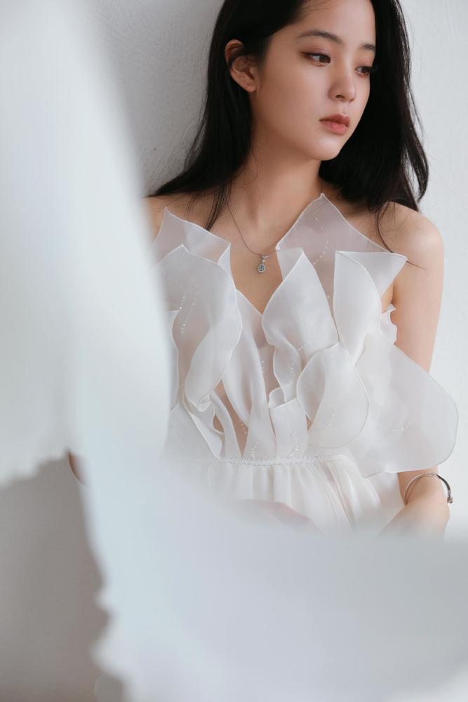 少女感怎么穿？学欧阳娜娜完美示范白色纱裙宛如花仙子