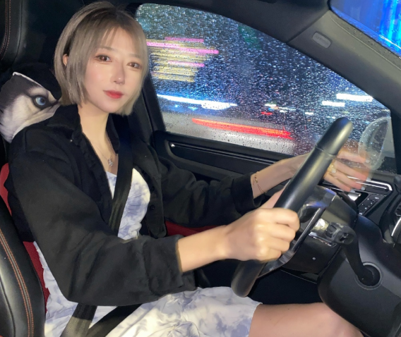 顶级"女陪玩"现状：咬米520元一小时，王奕萌成cos圈红人