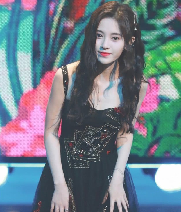 鞠婧祎黑色网纱裙上台,再次美回颜值高峰