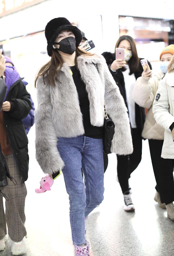 张雨绮身穿灰色的毛皮大衣现身某机场，整个人毛绒绒地显得格外地温暖
