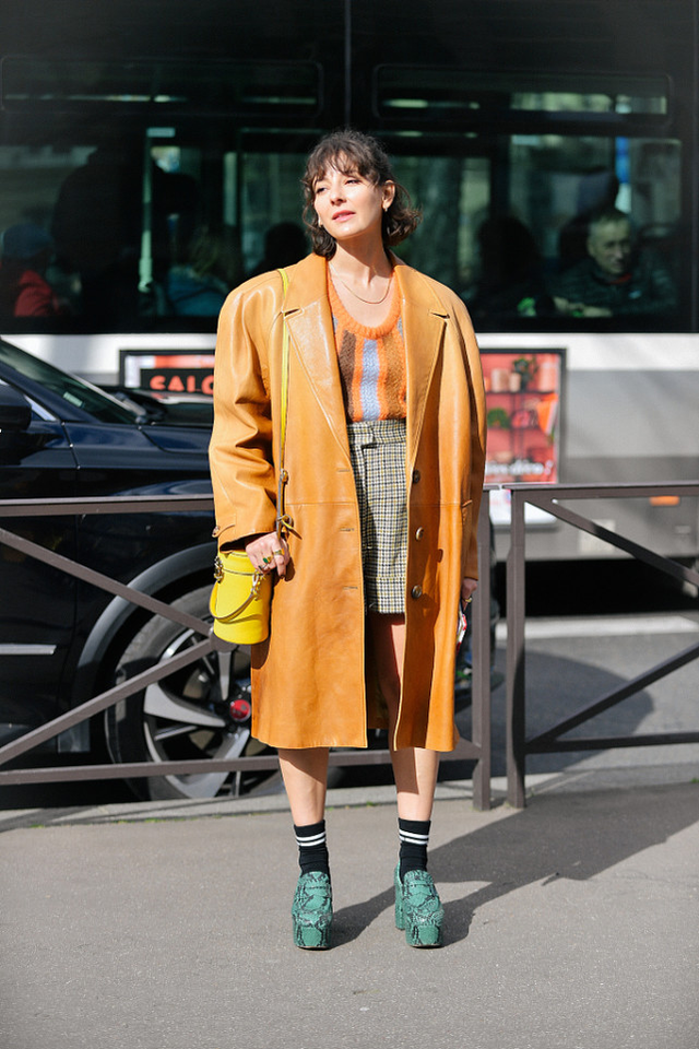 大衣配裤子过时了！这几种穿衣打扮方式，时髦洋气还减龄