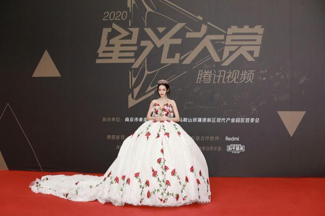 迪丽热巴穿玫瑰刺绣礼服走红毯,宛如童话里的公主