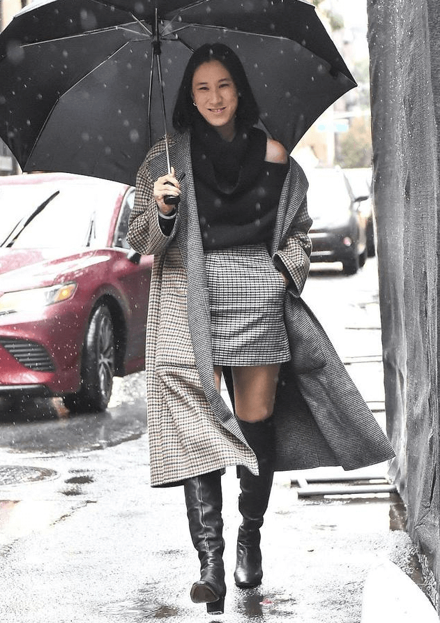 欧美街拍：高领毛衣这样穿显瘦又高级，中年女性要学学