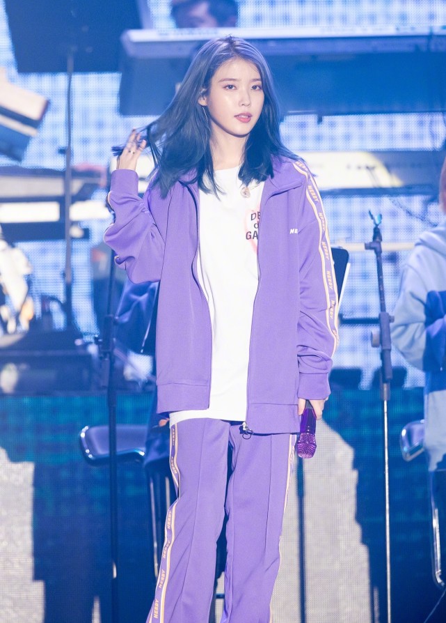蓝色头发的iu好漂亮,穿紫色运动服唱歌休闲大方,颜值高穿什么都好看
