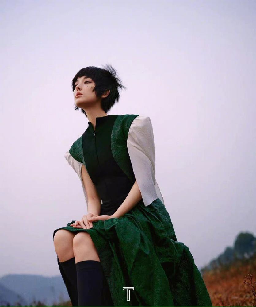 娜扎有颜任性！戴30厘米熊皮帽，点痣穿垫肩裙太拉风