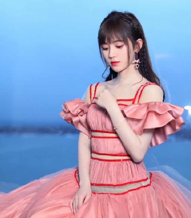 鞠婧祎黑色网纱裙上台,再次美回颜值高峰